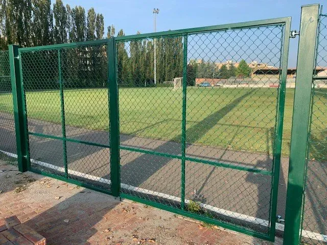 Recinzione sportiva con cancello realizzata da Rabbi Recinzioni